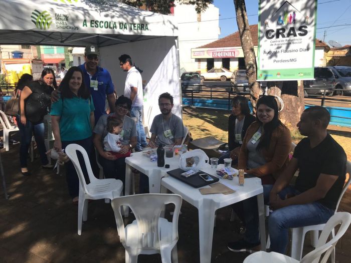 FAMÍLIA NA PRAÇA REÚNE CENTENAS DE PESSOAS.